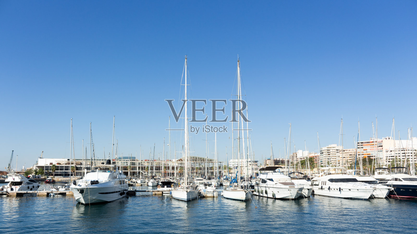 风景如画的阿利坎特港与大海，许多船只和清澈的蓝天在阿利坎特，西班牙照片摄影图片