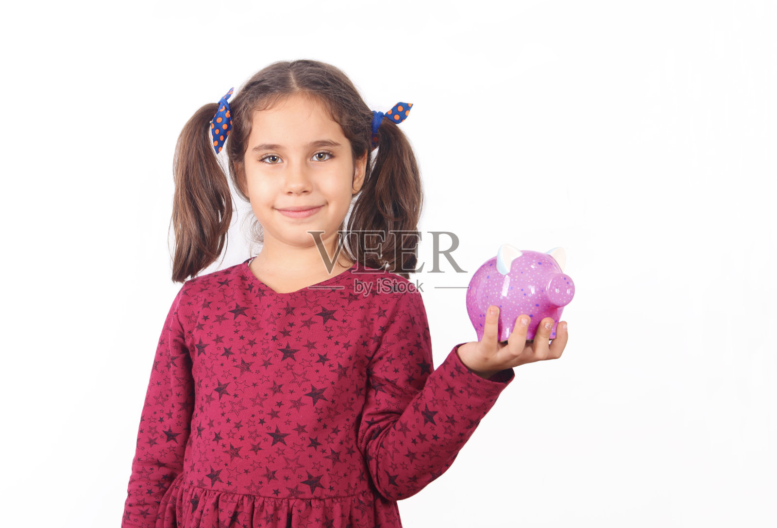 抱着存钱罐的小女孩照片摄影图片