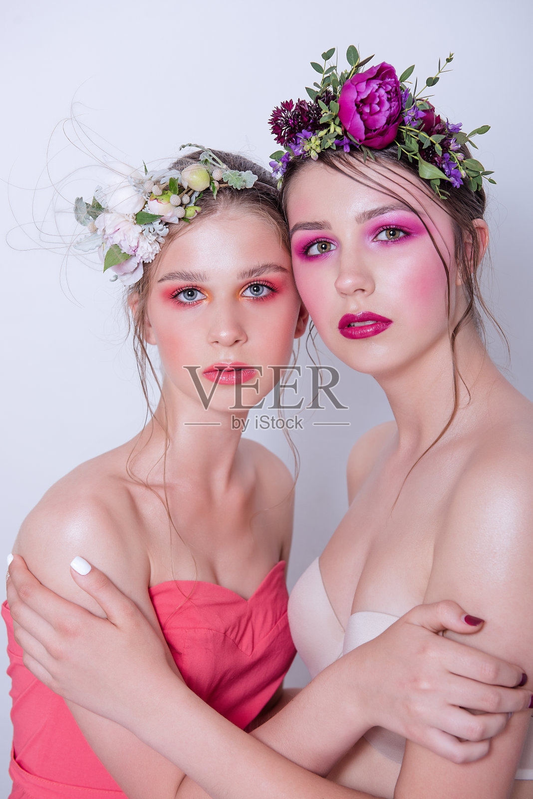 两个时尚美女模特姐妹女孩与专业明亮的化妆照片摄影图片