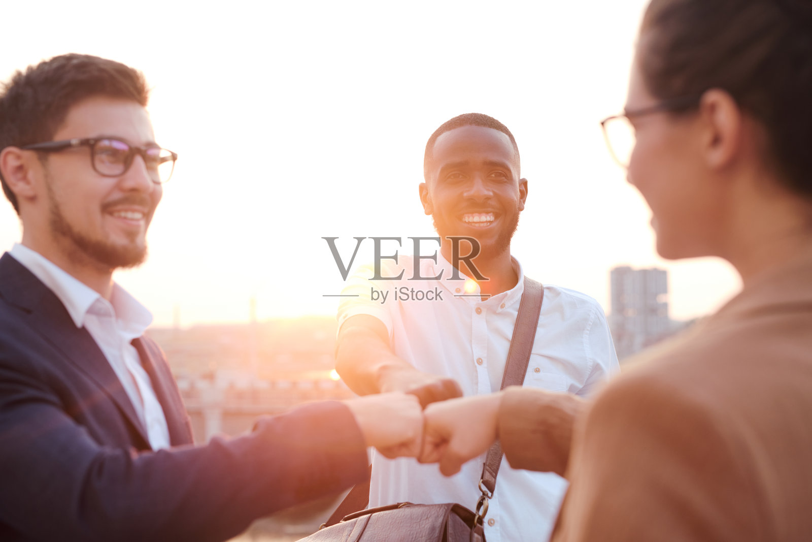 用碰拳作为团队合作的象征照片摄影图片