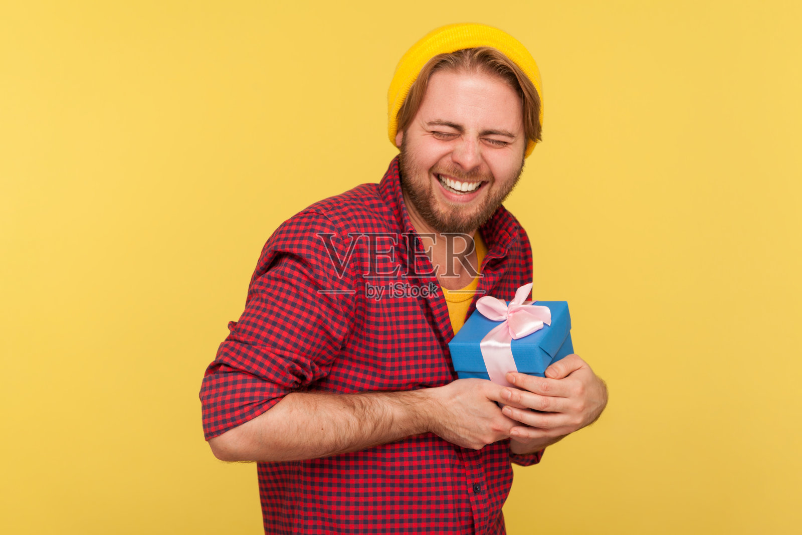 快乐的潮人在无檐帽和格子衬衫拥抱礼盒和笑大声真诚的家伙照片摄影图片