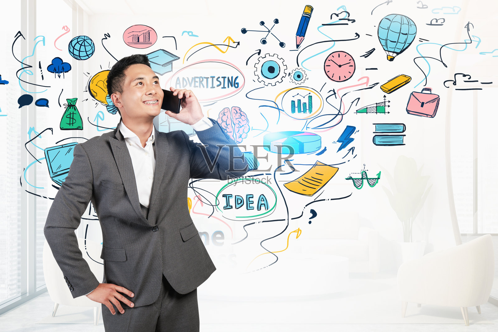 微笑的亚洲人在电话上，网上做生意照片摄影图片