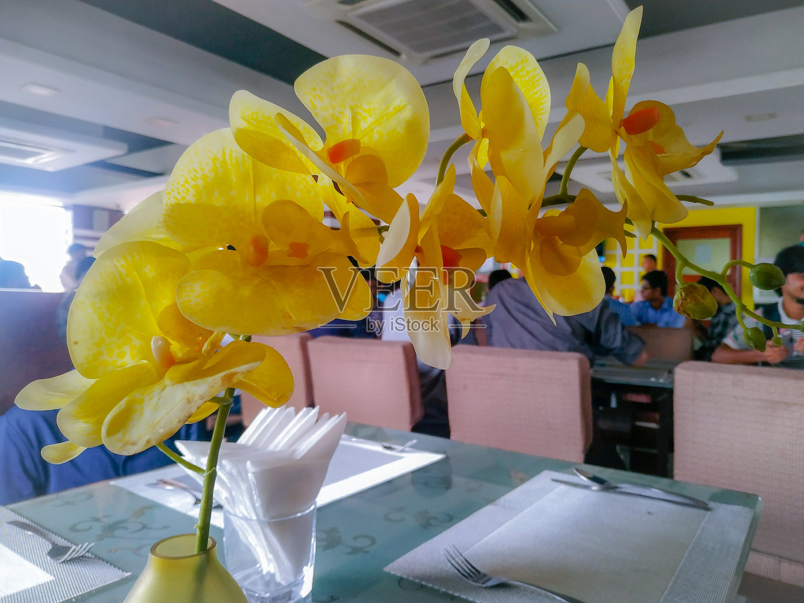 桌上放着黄色的塑料花作装饰照片摄影图片