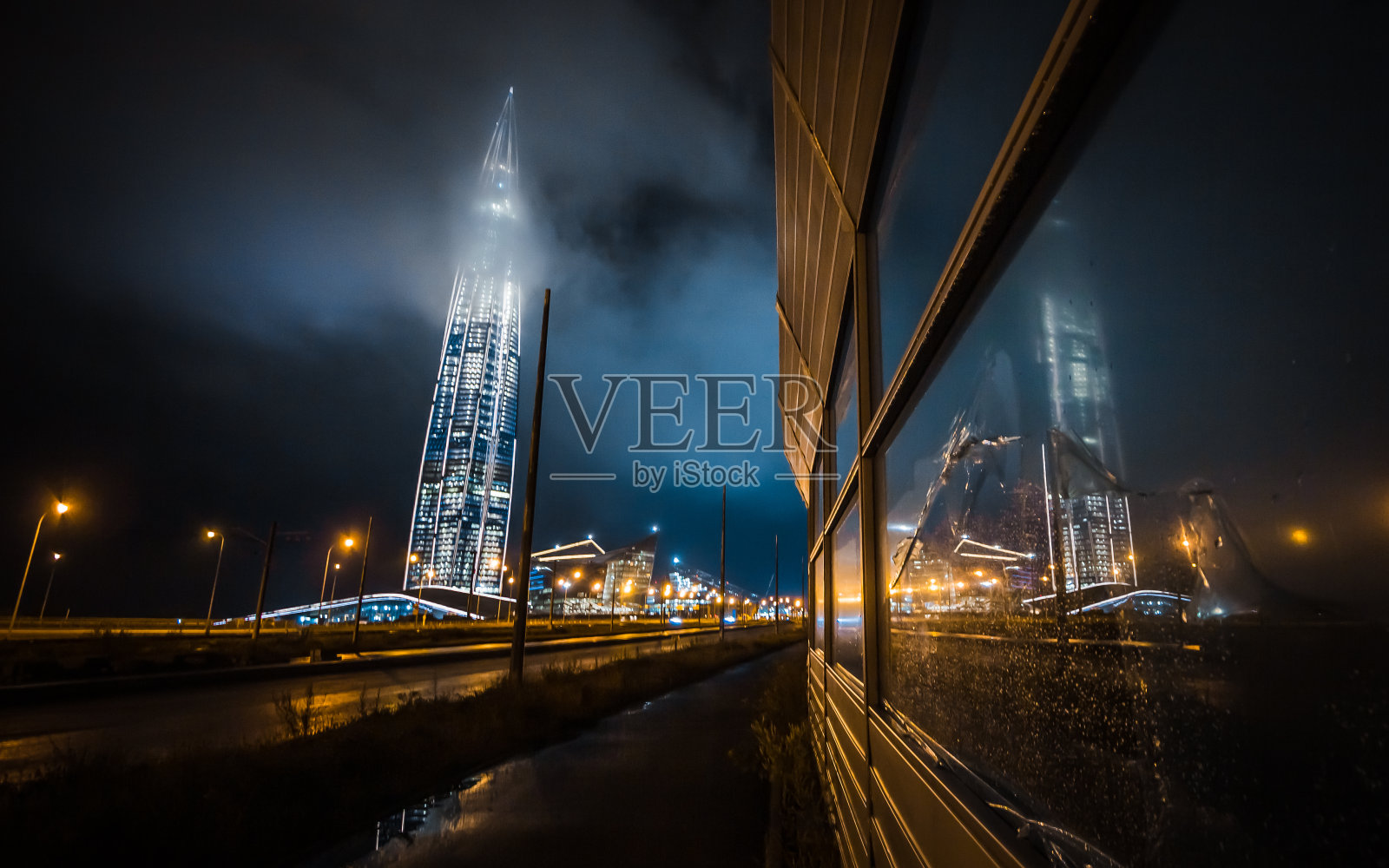 摩天楼的商业中心，俄罗斯天然气工业股份公司，拉赫塔中心。欧洲最高的建筑。噪声屏蔽中的反射照片摄影图片