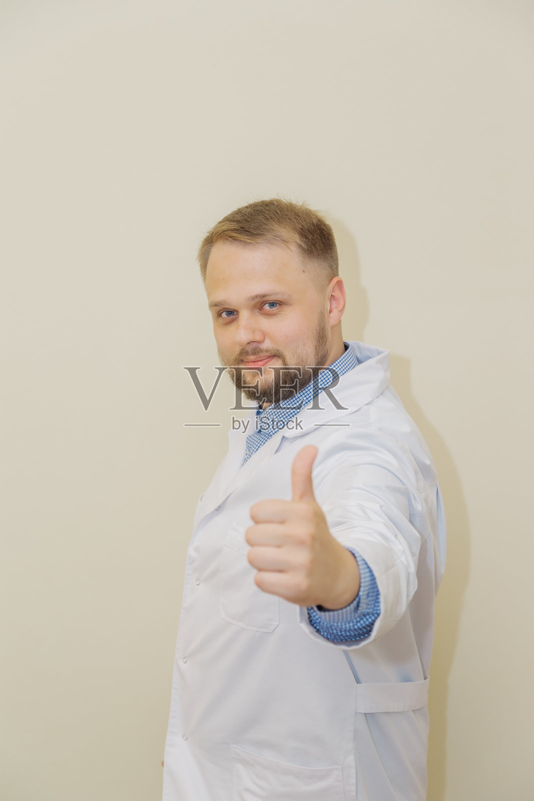 男医生竖起大拇指。快乐的医生照片摄影图片