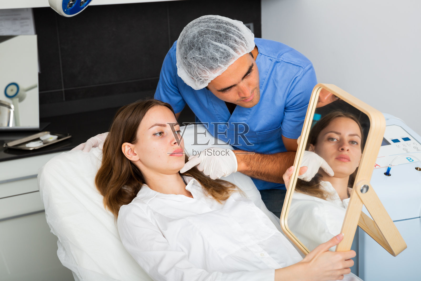 男士美容师为女性客户提供咨询服务照片摄影图片