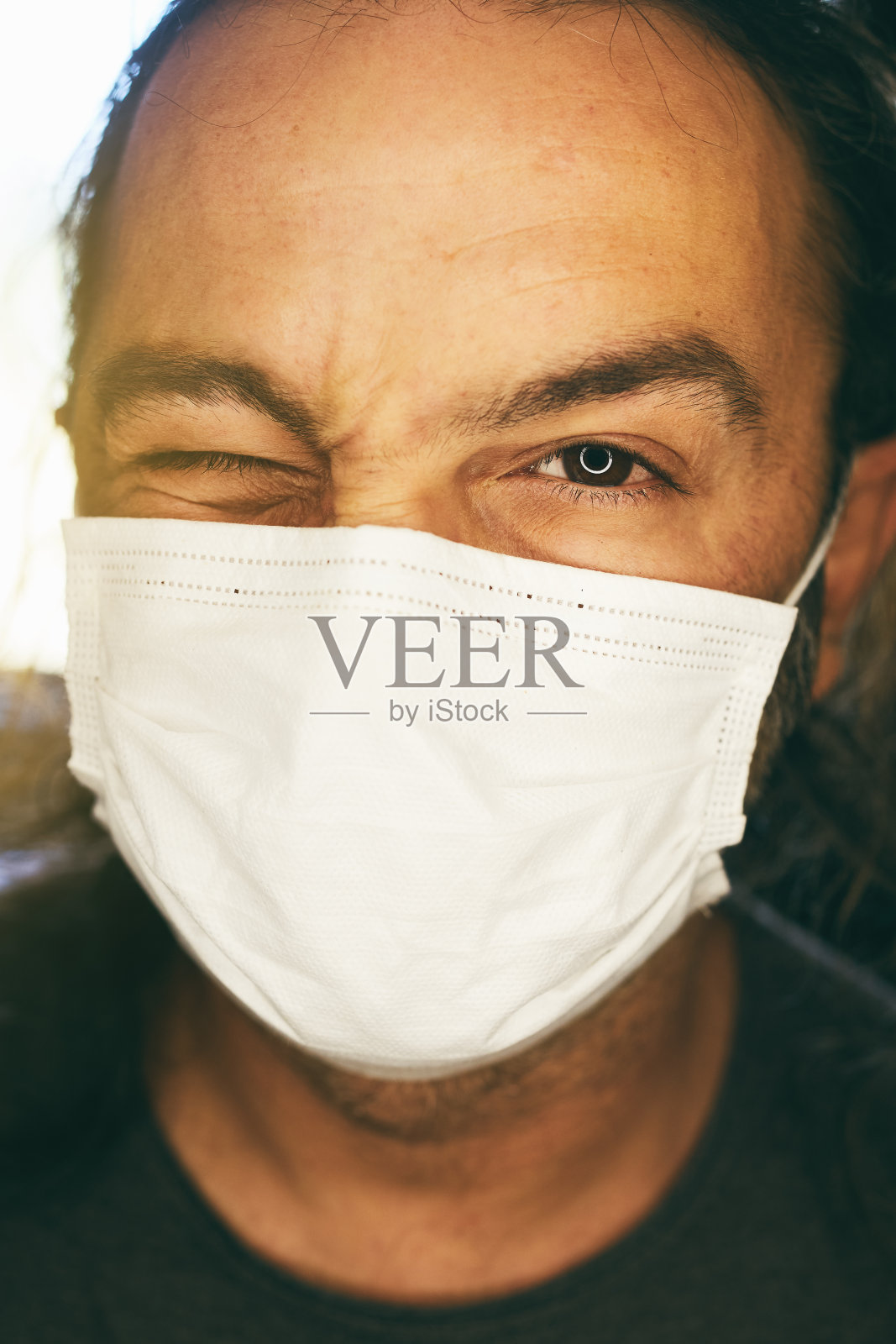 家里戴着口罩的男人的特写照片摄影图片