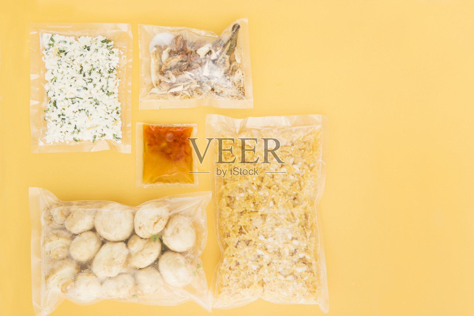 一套产品烹饪法法尔与蘑菇和松露:意大利面，蘑菇，奶酪，松露油，干蘑菇。准备送晚餐的食物。在家做饭，在家做饭。平的。照片摄影图片