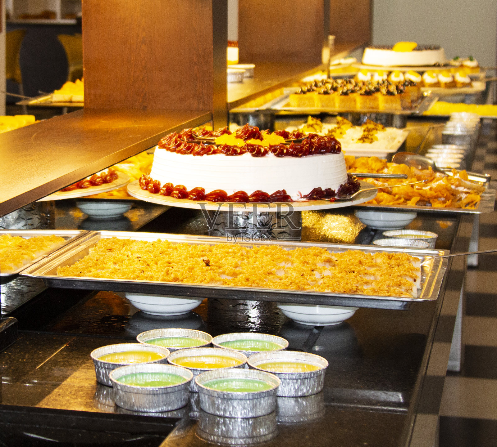 各种各样的东方甜品，蛋糕，果仁饼，土耳其软糖，杏仁，腰果和开心果照片摄影图片