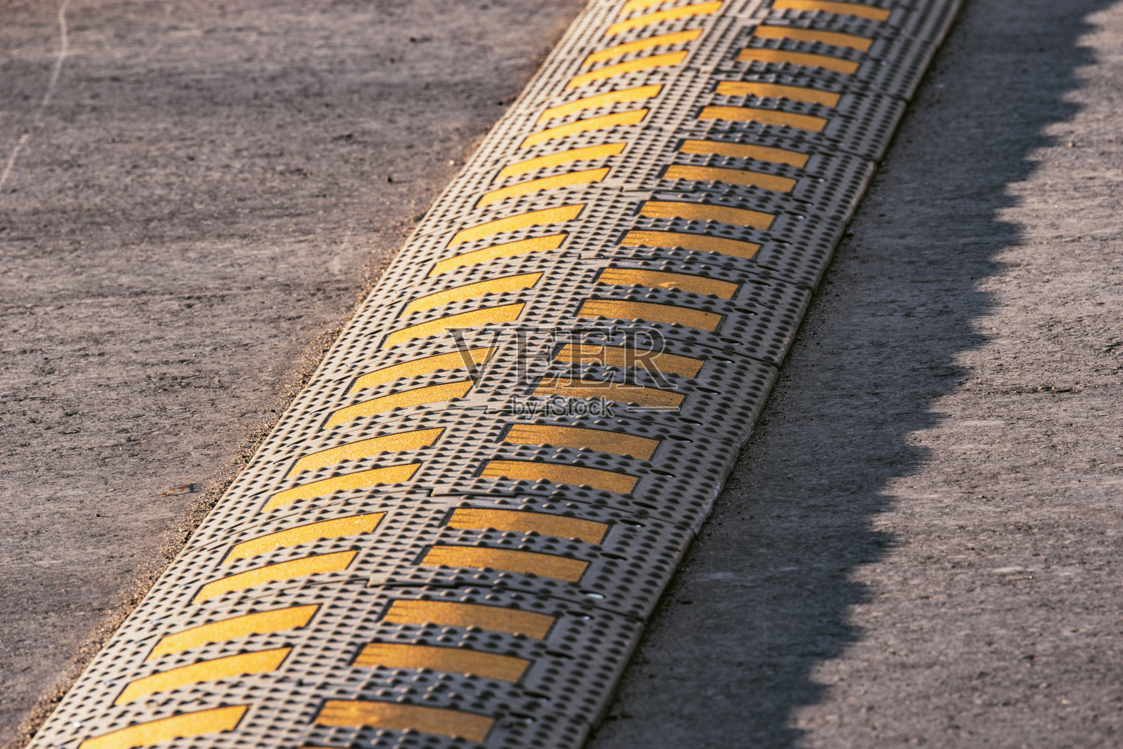 交通安全减速带。照片摄影图片