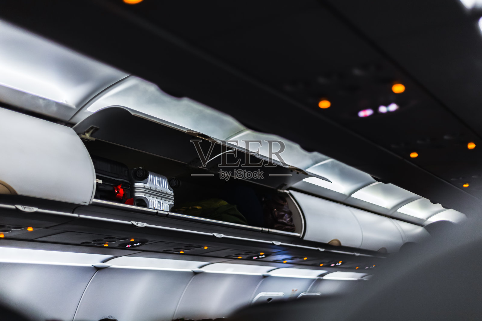 行李放在飞机最上面的架子上照片摄影图片