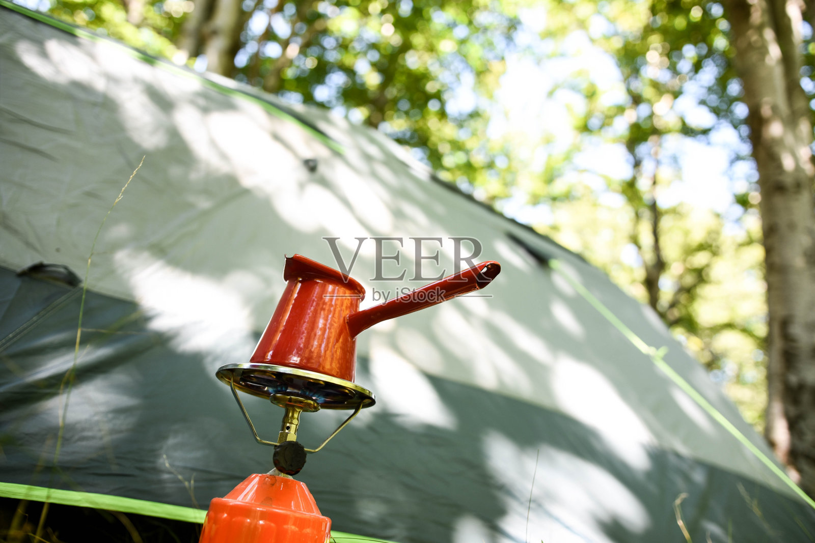 在帐篷旁边的营地里准备咖啡照片摄影图片