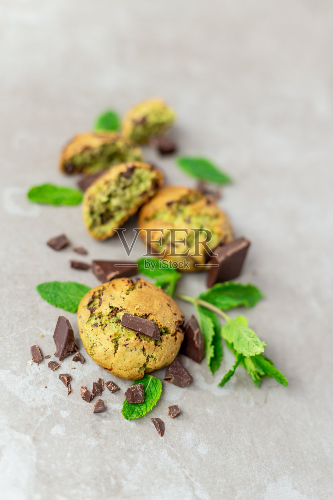 自制薄荷和巧克力饼干照片摄影图片