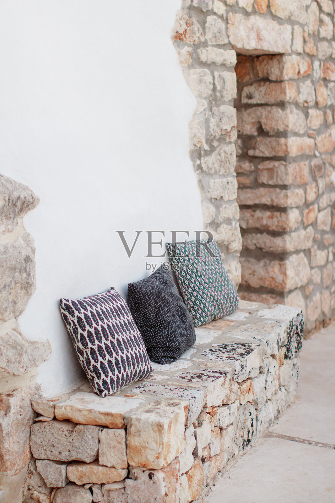 几何形的枕头靠近花园的一堵墙照片摄影图片