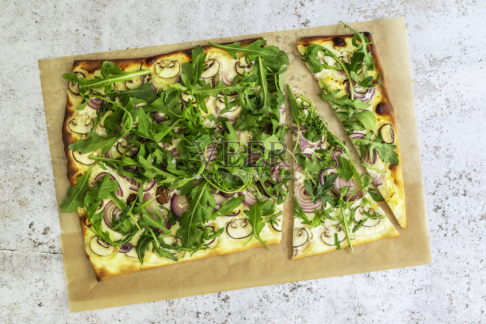 新鲜烤制的火饼-传统的德国披萨或法式火焰馅饼在素食食谱照片摄影图片