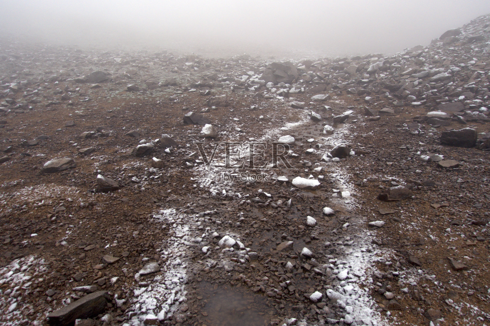 山上有晨霜。照片摄影图片