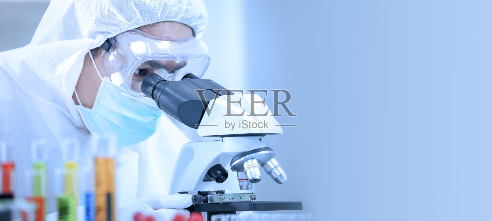 全副武装的科研人员正在安全实验室中试验和开发新的抗病毒疫苗照片摄影图片