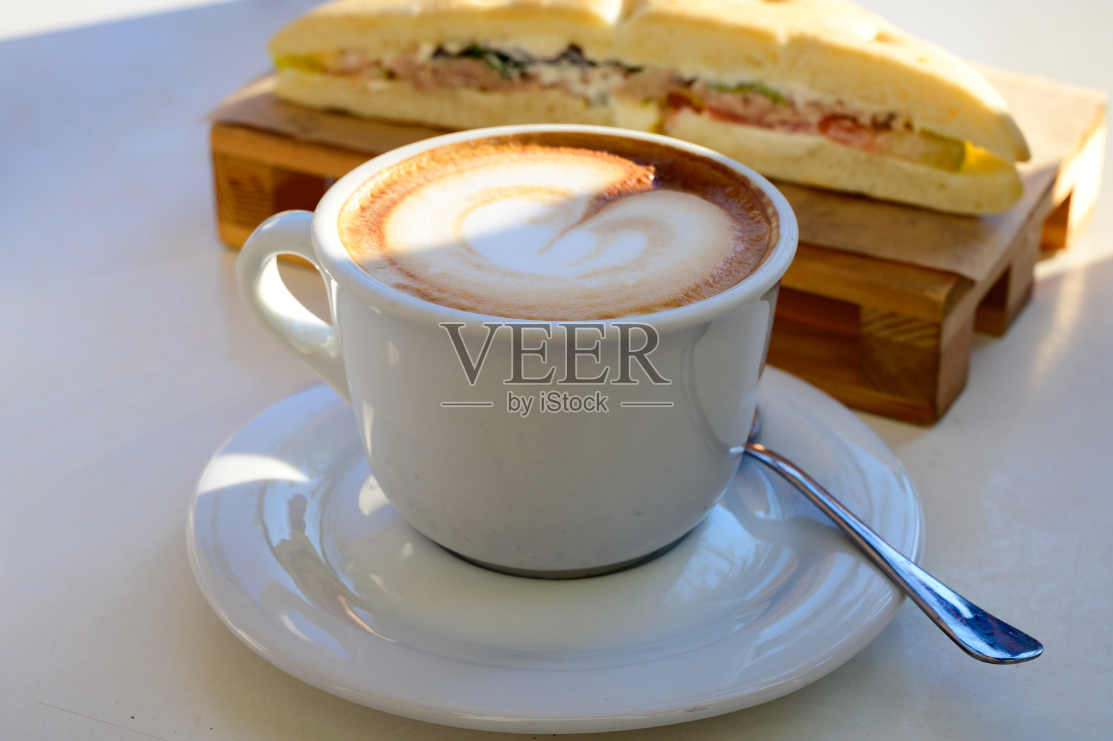 早餐咖啡，意大利经典卡布奇诺奶泡咖啡照片摄影图片