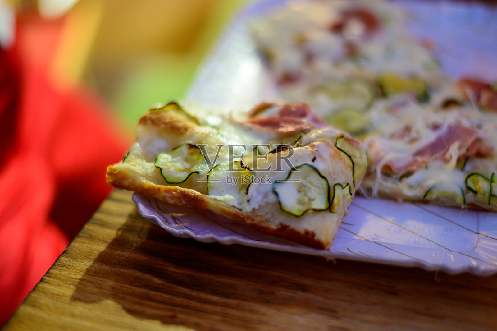 吃意大利披萨配马苏里拉奶酪，小西葫芦，红番茄照片摄影图片