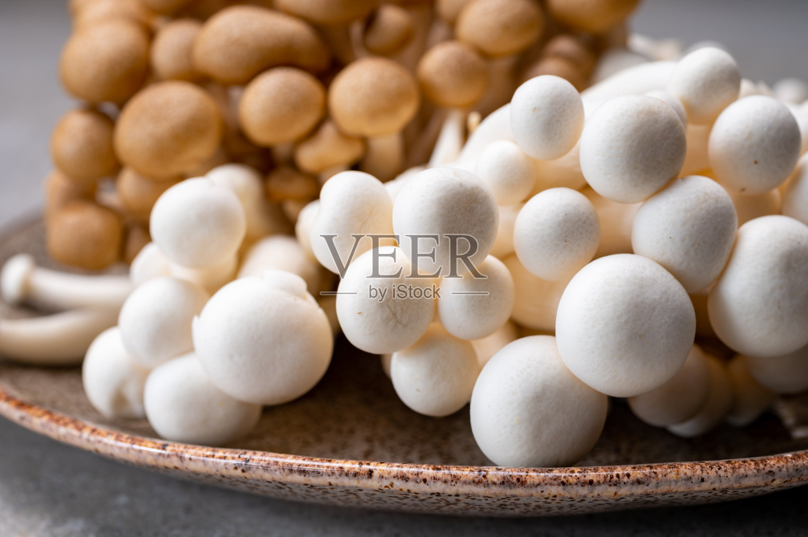 来自亚洲的新鲜布纳褐蘑菇和布纳皮白蘑菇，富含鸟苷和谷氨酸等鲜味化合物照片摄影图片