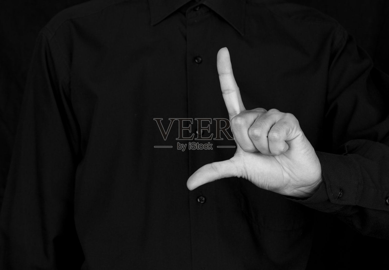 人体模型和黑白照片，用手展示手语，黑白背景照片摄影图片