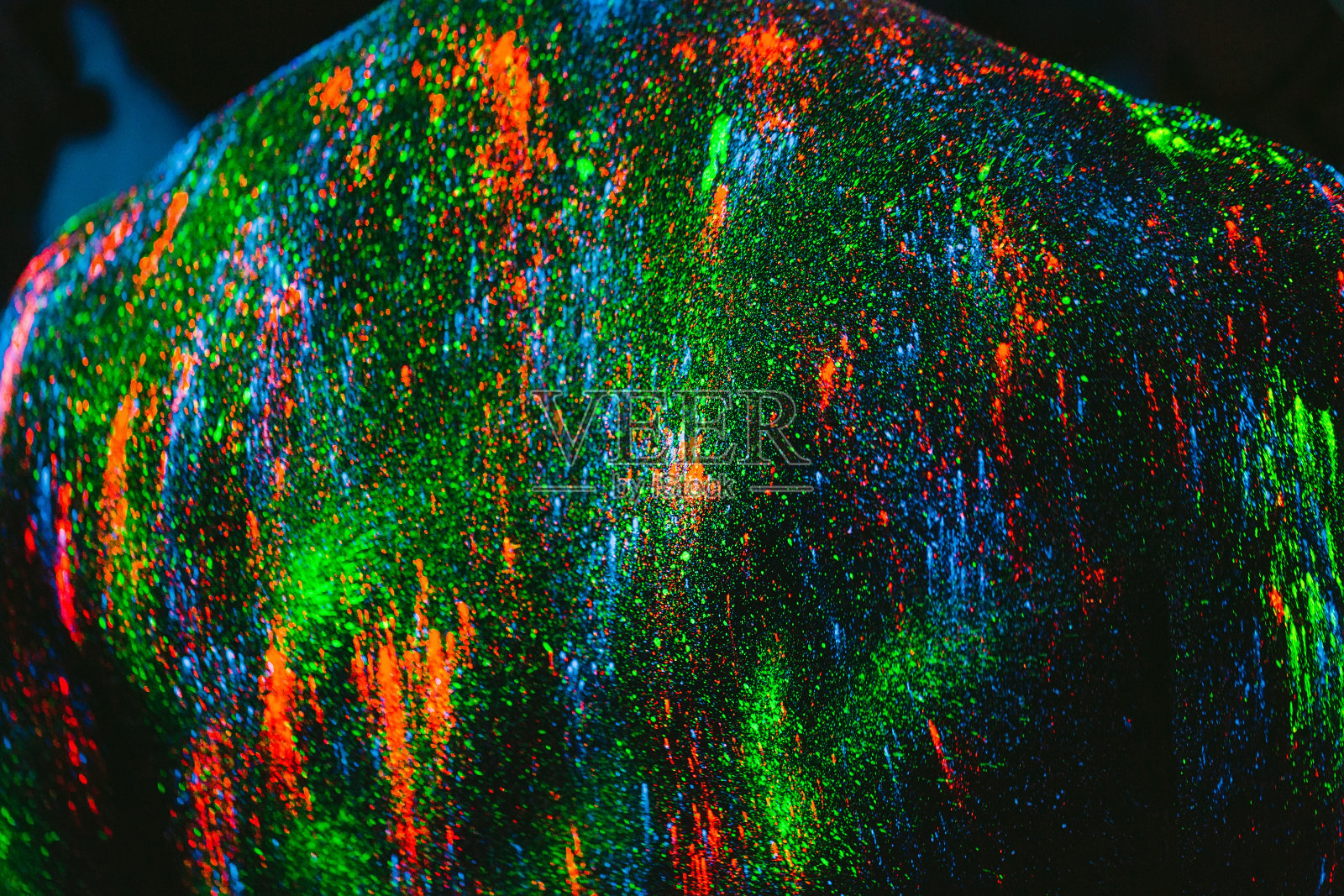 紫外线粉质地。这个人被涂上了紫外线粉。照片摄影图片