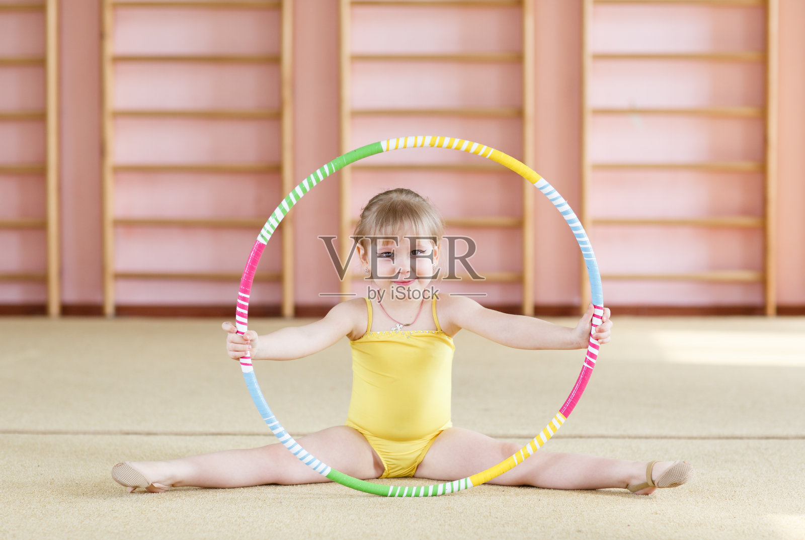 小女孩在体育馆做体操。照片摄影图片