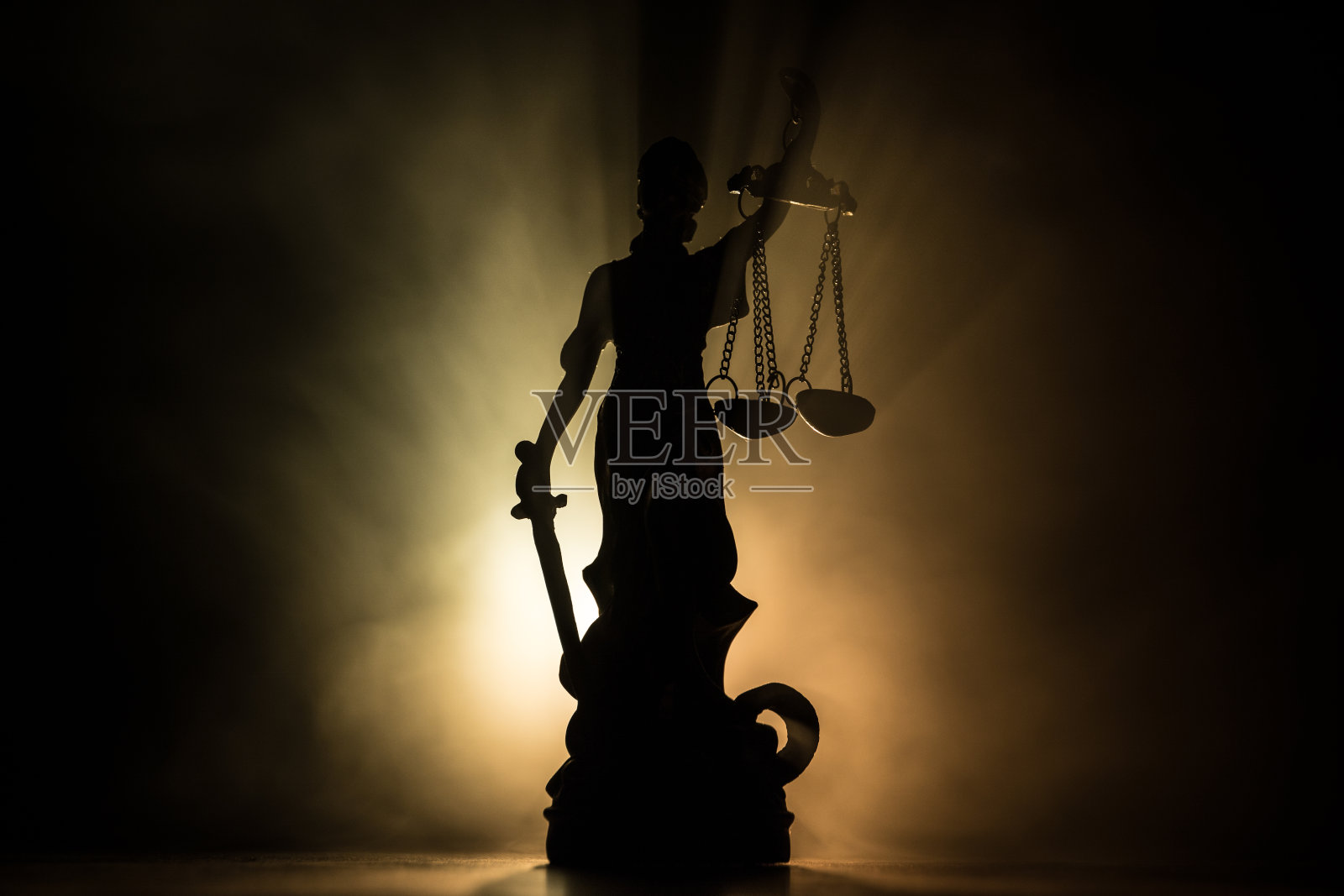 正义女神，以黑暗的火为背景的罗马正义女神照片摄影图片