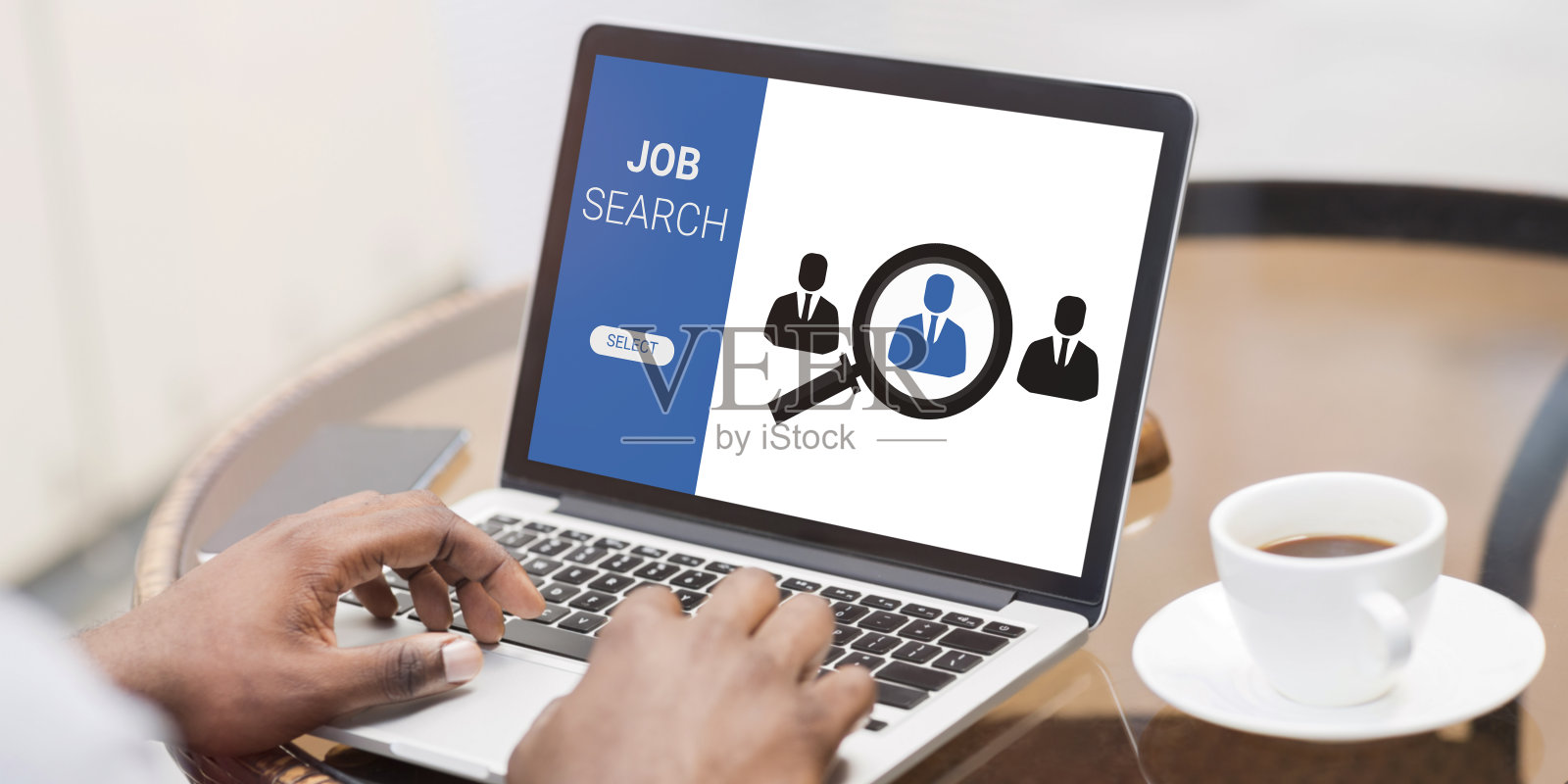 一个女人在用笔记本电脑，屏幕上有求职搜索引擎照片摄影图片