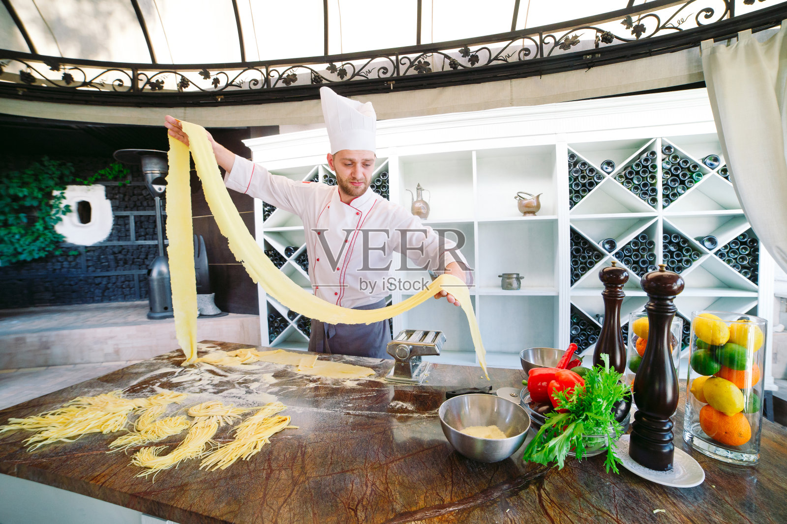 厨师为客人准备面糊。照片摄影图片