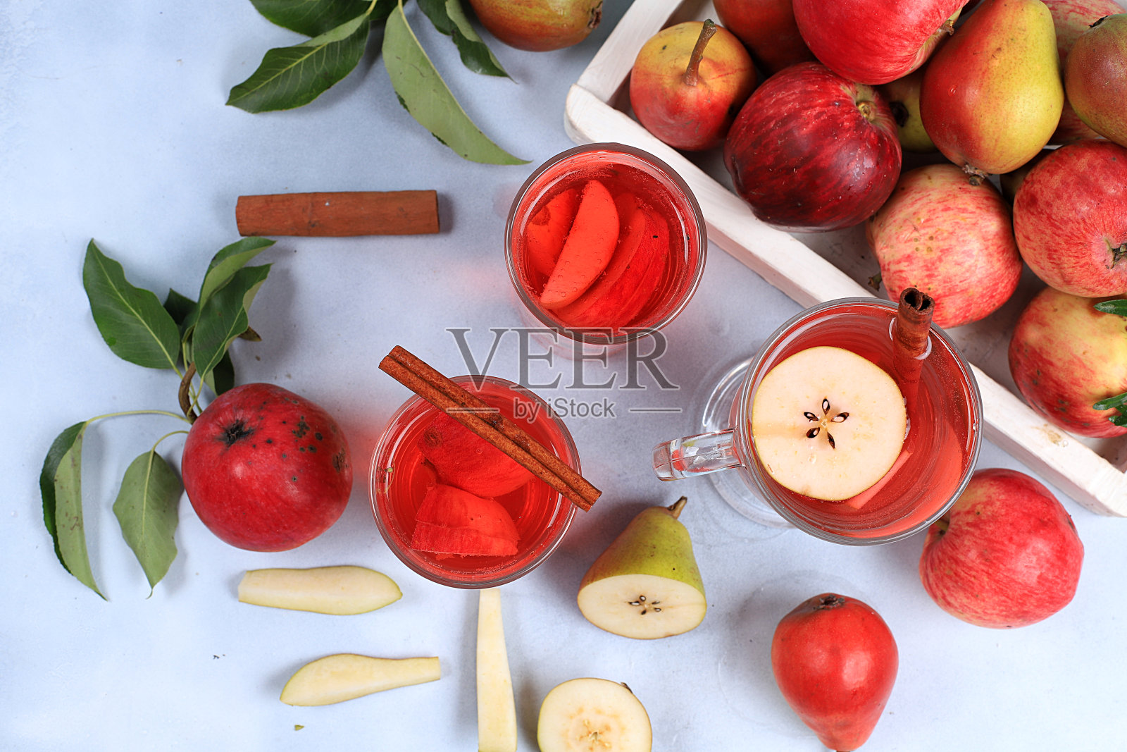 苹果热酒和梨苹果酒，秋天喝。饮食和减肥的概念。水果有助于清洁身体，增强免疫系统。健康营养身体排毒照片摄影图片