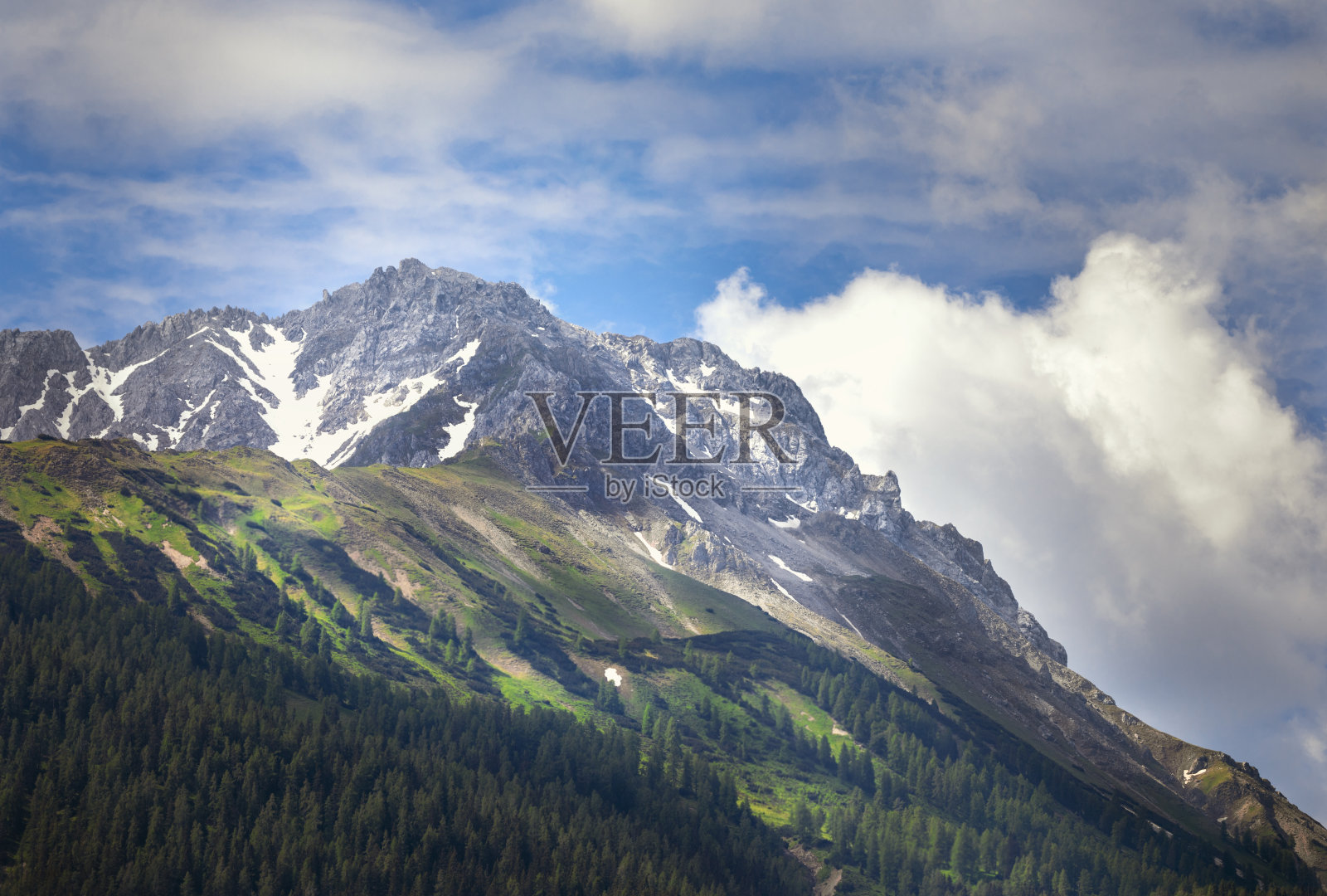 蓝天之上是美丽的山川照片摄影图片