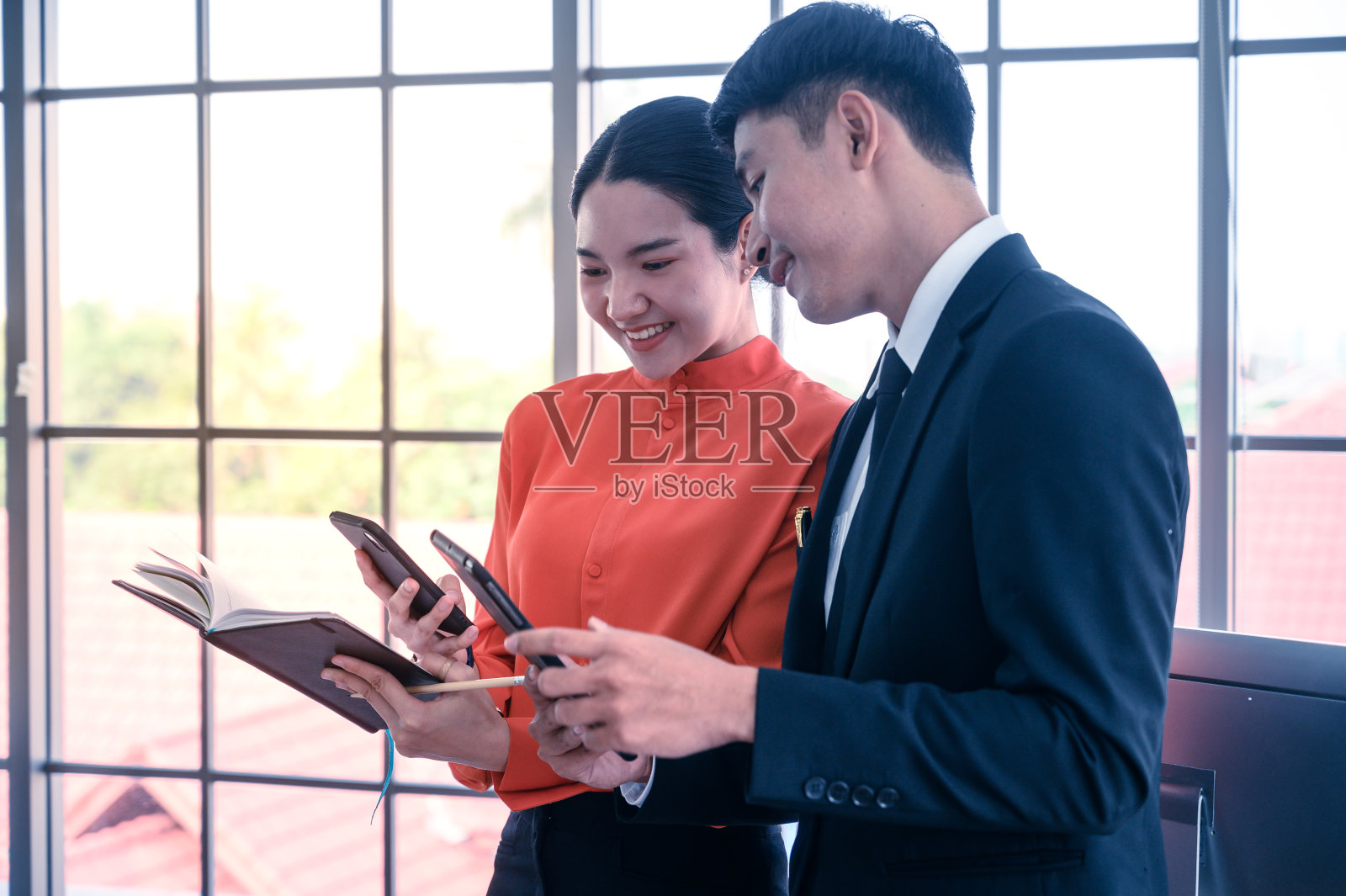 商人和女商人在办公室的团队谈话。照片摄影图片