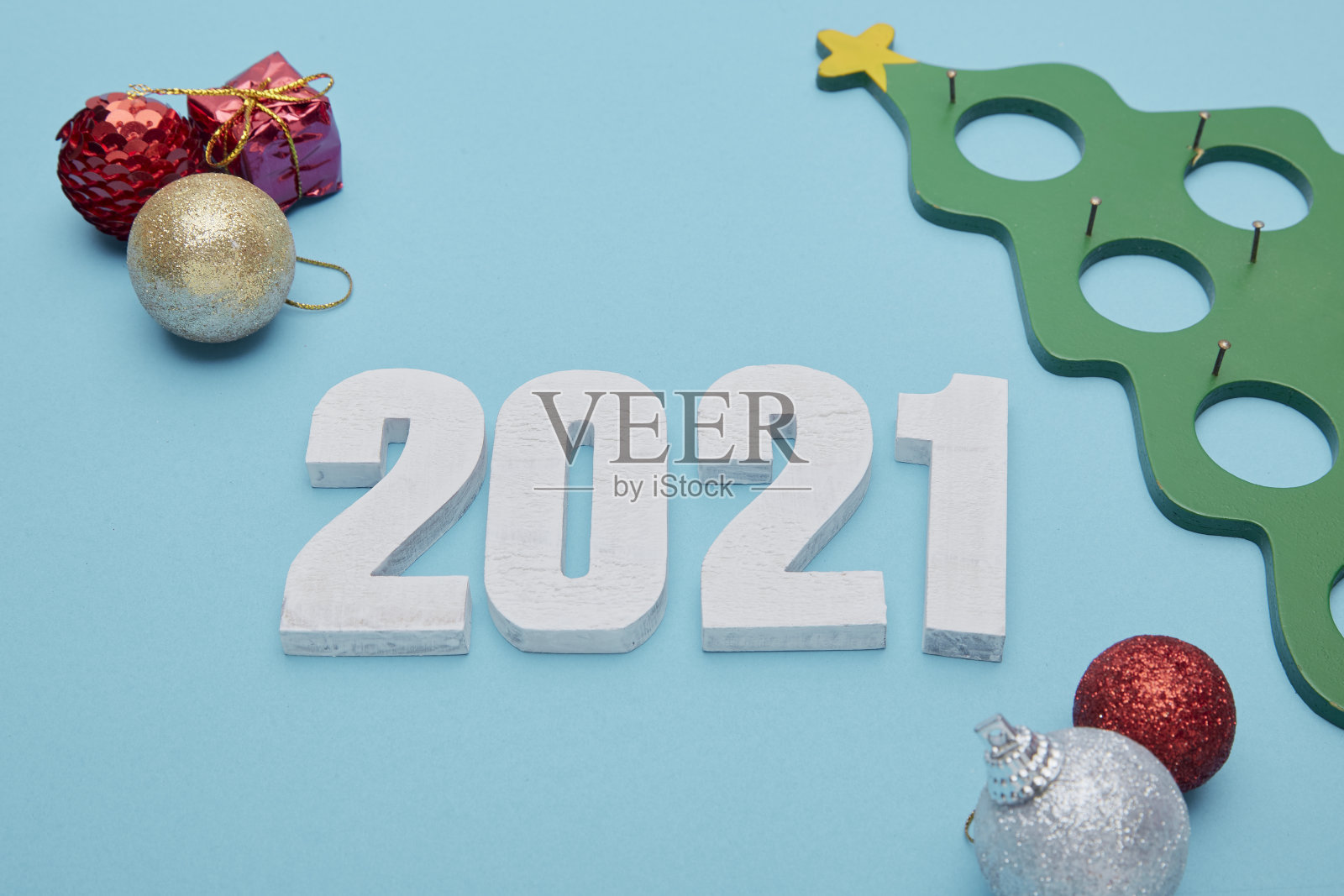 在蓝色背景上庆祝2021年新年快乐照片摄影图片