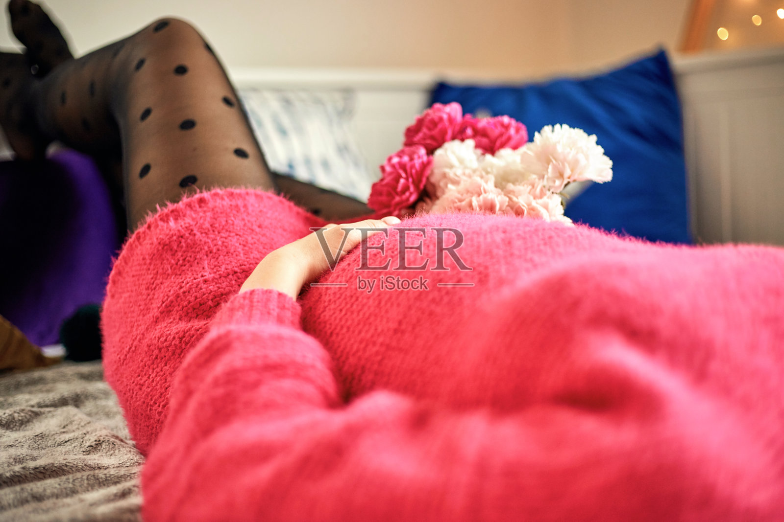 美丽的孕妇手放在肚子上。照片摄影图片