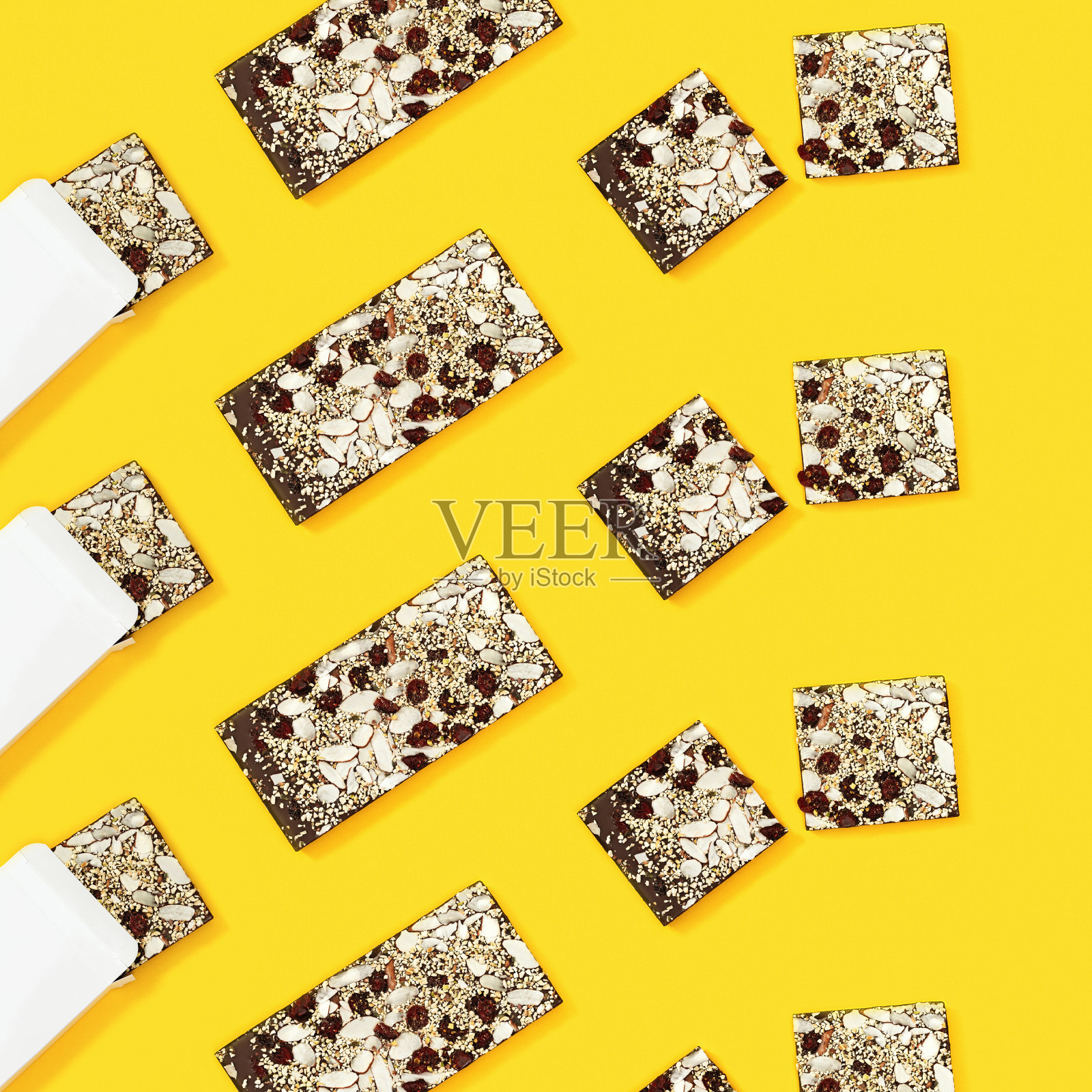 把咬过的巧克力掰成几块，巧克力里有坚果和干果照片摄影图片