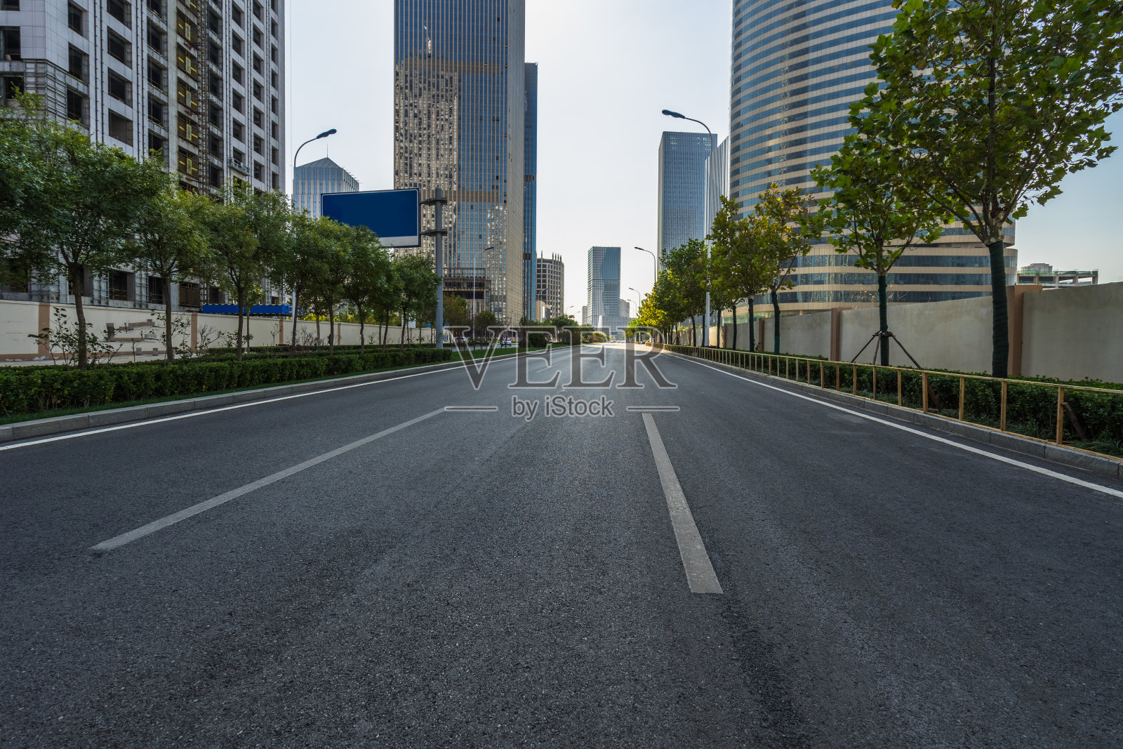 城市道路穿过北京的现代化建筑照片摄影图片