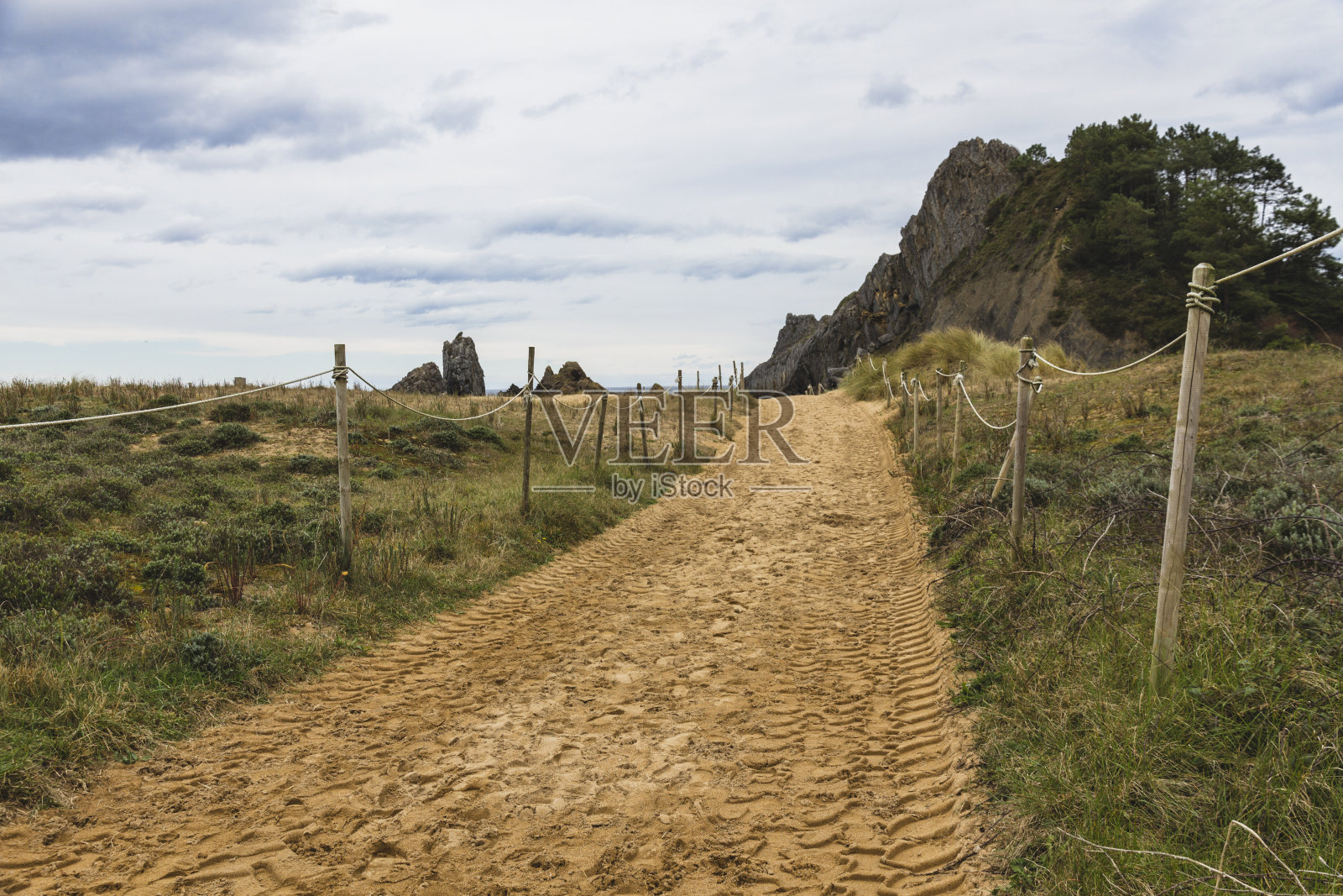 多云的一天，巴斯克郡的拉加海滩照片摄影图片