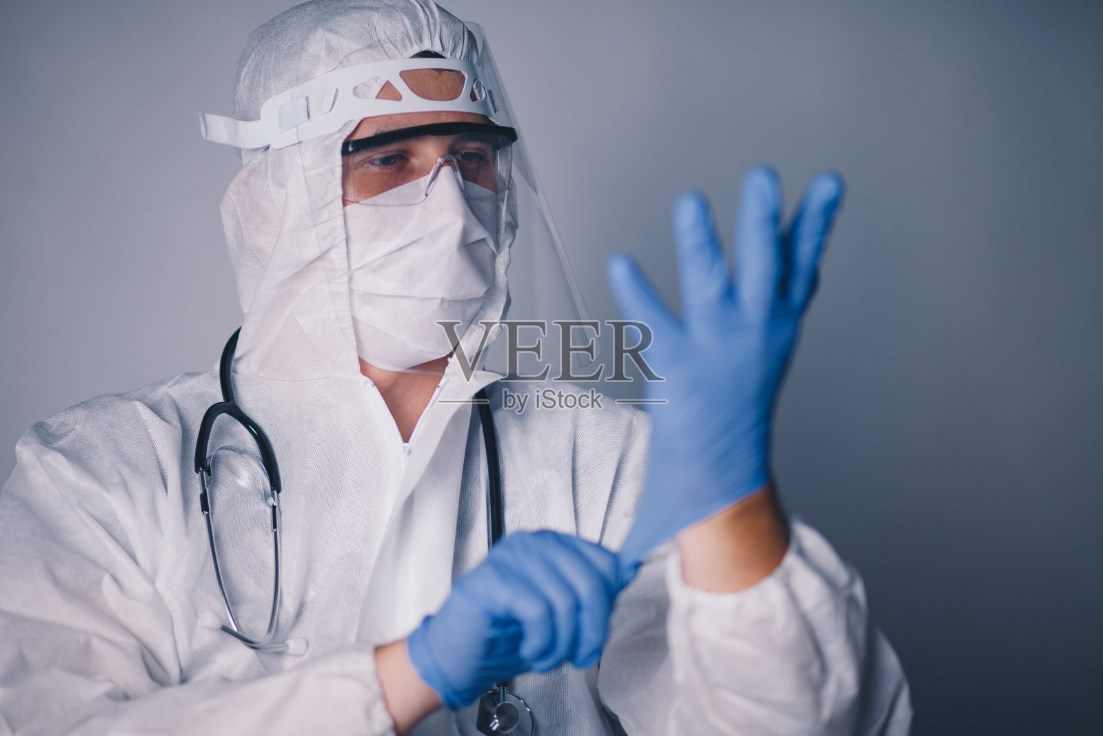 男医生穿着隔离服的肖像照片摄影图片