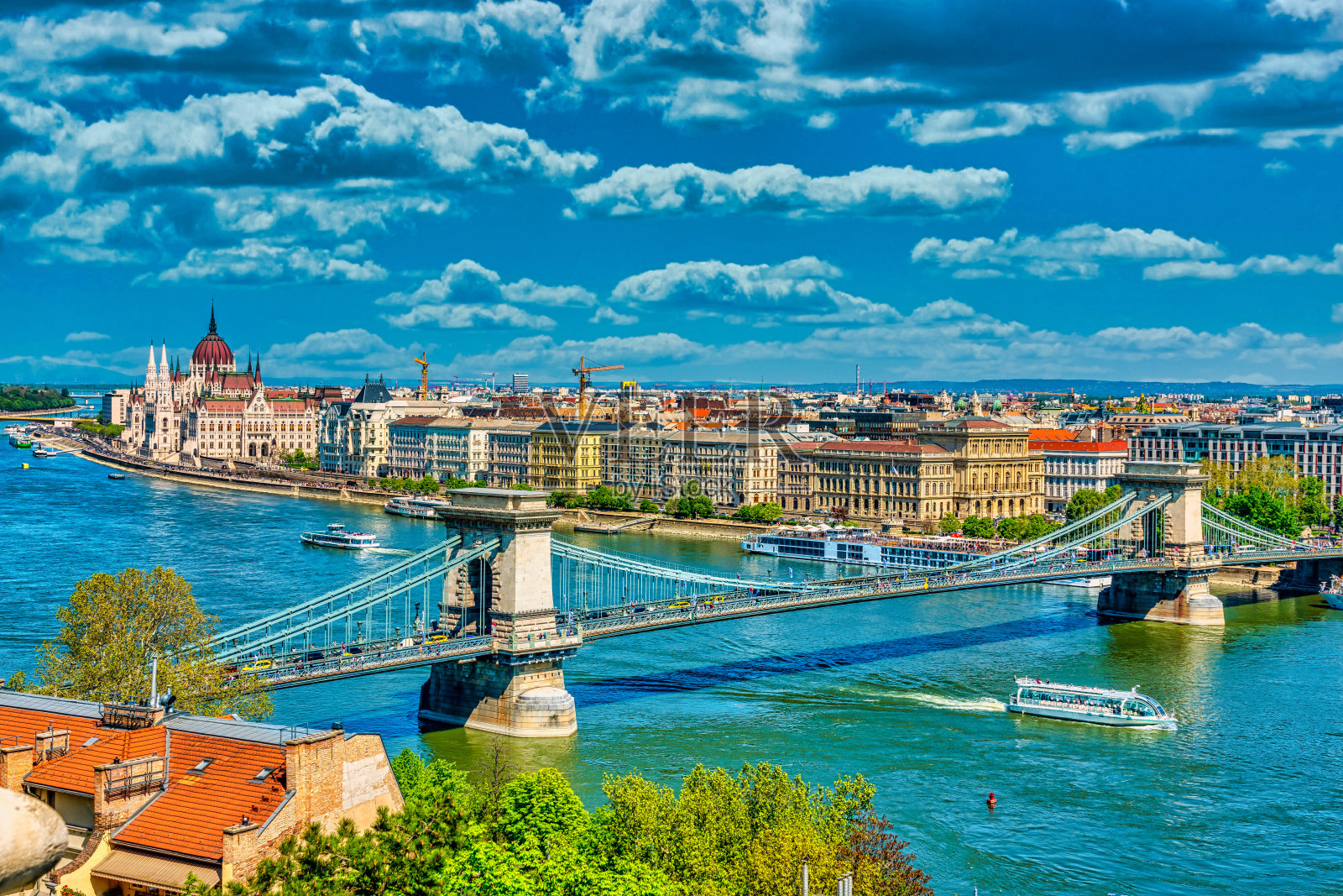 美丽的多瑙河和布达佩斯老城的铁链桥和议会照片摄影图片