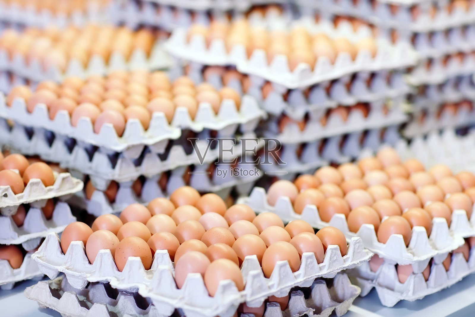 纸箱里有很多鸡蛋照片摄影图片