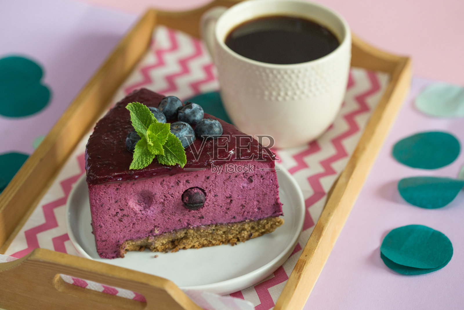 蓝莓慕斯蛋糕，新鲜蓝莓芝士蛋糕和粉红色咖啡杯照片摄影图片