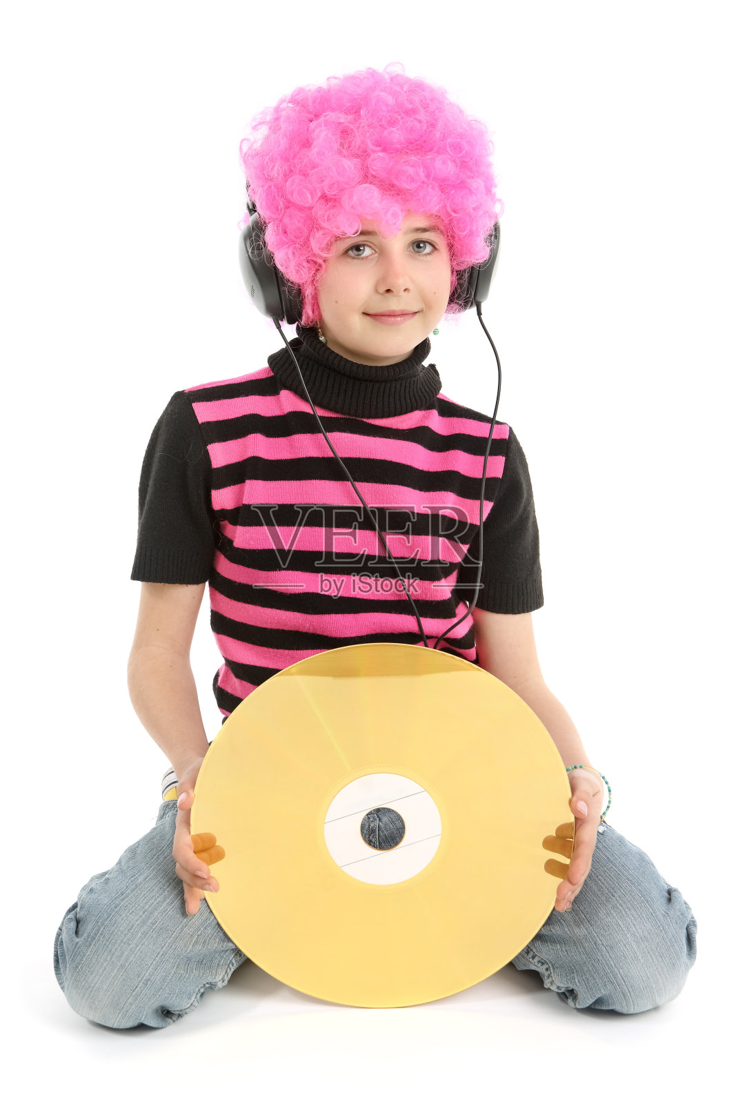 年轻女孩与大CD盘，孤立在白色背景照片摄影图片