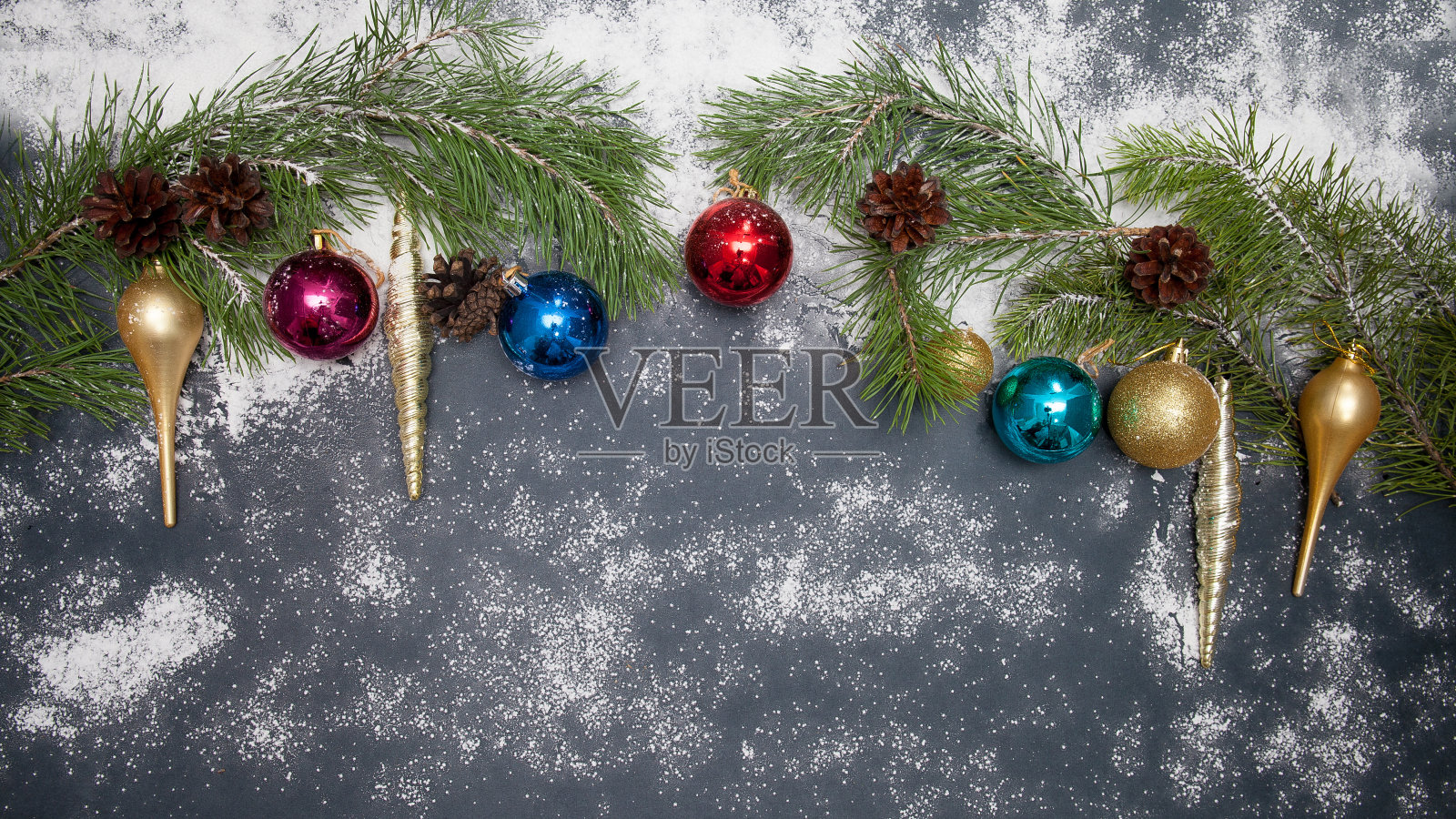 圣诞背景与雪，云杉组成，一个多色的装饰框架和一个地方的文字在一个黑暗的背景照片摄影图片