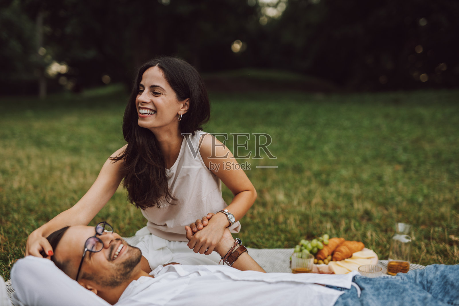 周末氛围,享受。照片摄影图片