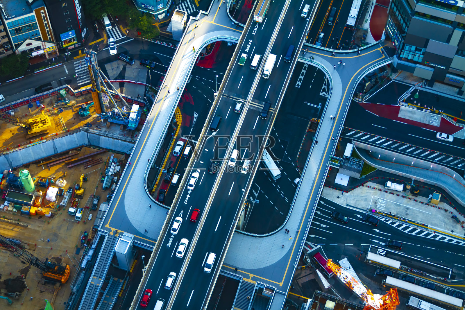 东京涩谷的一个十字路口，高角度，长镜头照片摄影图片