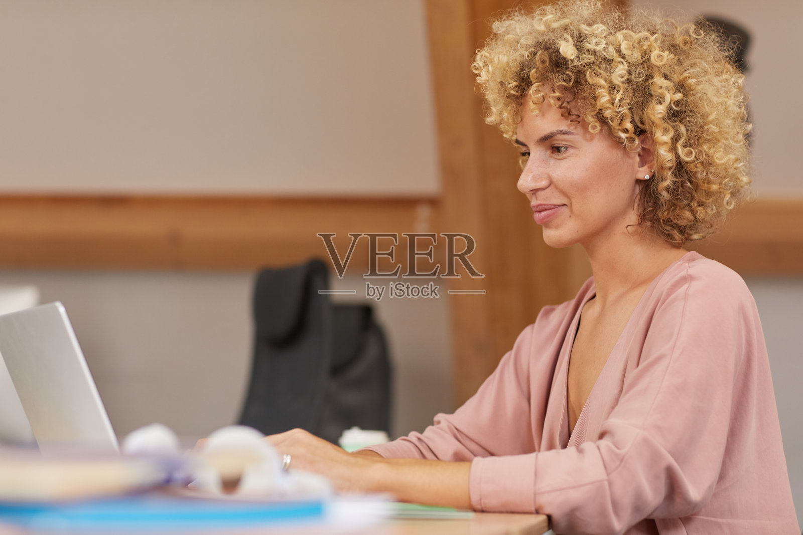 女人在笔记本电脑上打字照片摄影图片