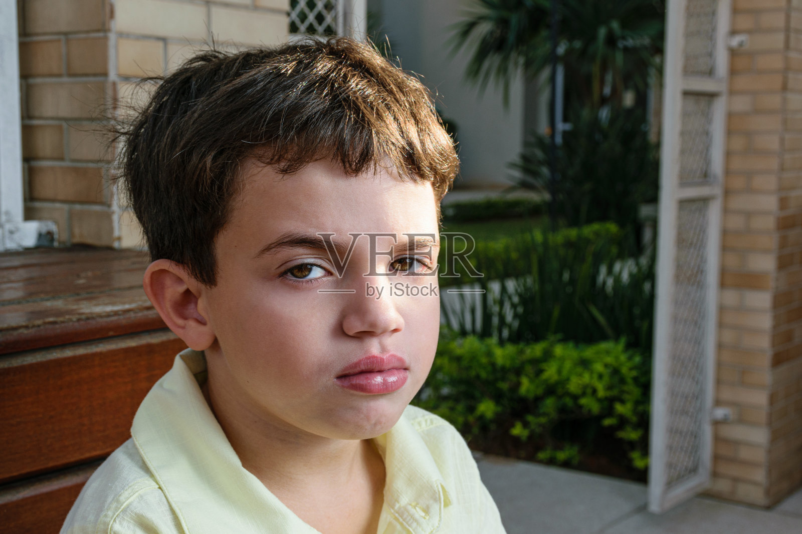 一个阳光明媚的下午，7岁的巴西孩子在托儿所拍照。照片摄影图片