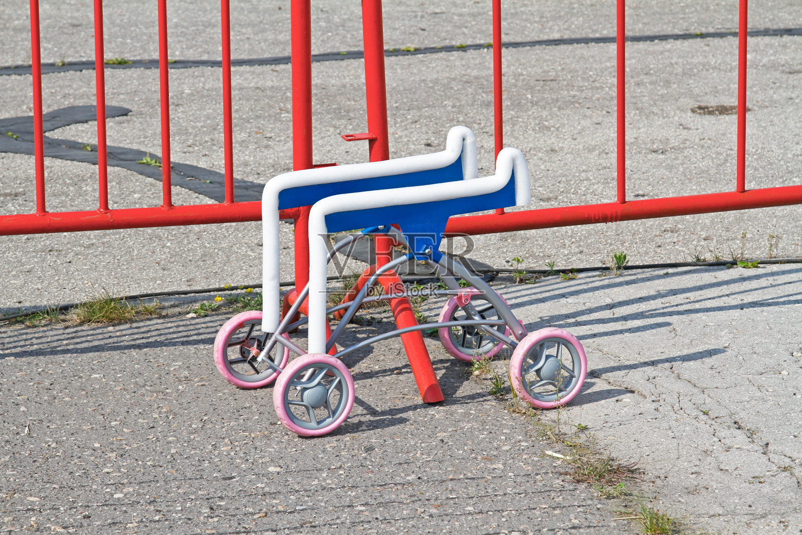 运输模型飞机的自制手推车照片摄影图片