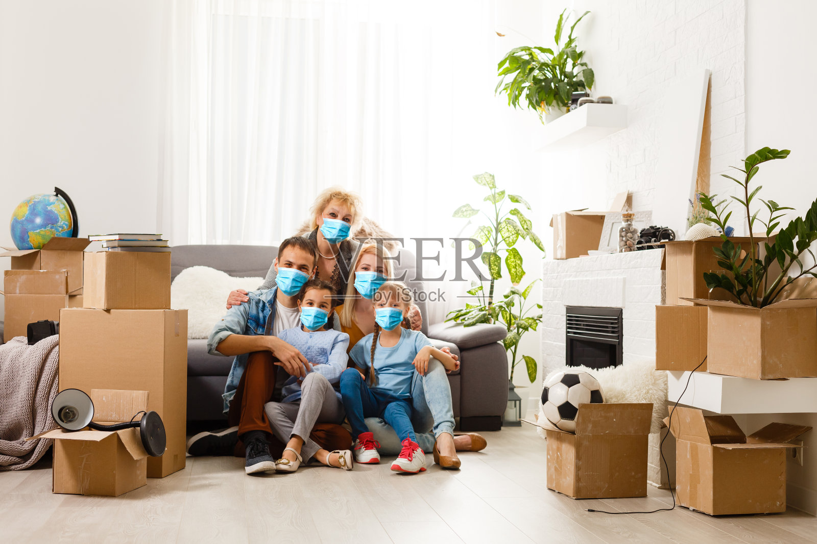 由于全球大流行，现代家庭正在进行预防性隔离照片摄影图片